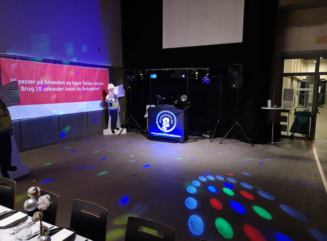 DJ-opstilling til privatfest med lys og røg