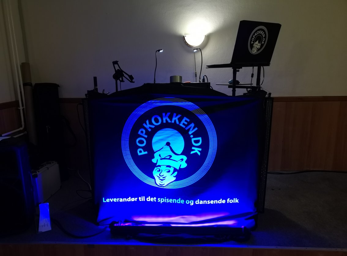 DJ-opstilling med højttalere og lys i festlokale